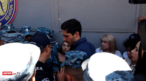 «Գնացե՛ք էն կողմ, մի խոչընդոտե՛ք». վիճաբանություն ոստիկանների եւ Սրբազան պայքարի երիտասարդների միջեւ