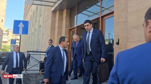 Արդեն իրավապահներո՞վ եք պայքարում եկեղեցու դեմ. Փաշինյանը լրագրողների հարցերին չպատասխանեց