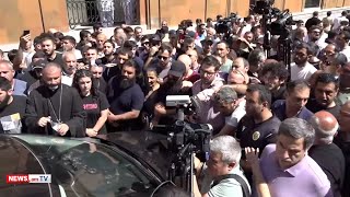 Սրբազան, մի գնացեք. քաղաքացիները թույլ չեն տալիս, որ Աջապահյանը ՔԿ գնա