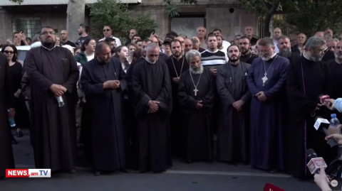 Հոգևորականները տերունական աղոթք հնչեցրին ՔԿ-ի մոտ