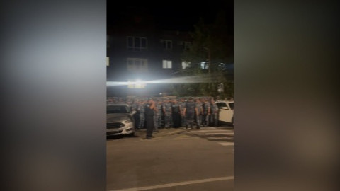 ՈՒՂԻՂ. Հարյուրավոր ոստիկաններ դատարանի դիմաց են. քննվում է Աջապահյանի խափանման միջոցի հարցը