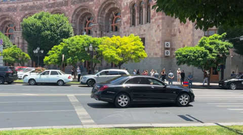 Փաշինյանի ավտոշարասյունը կարմիր լույսի տակով սլացավ կառավարության շենք