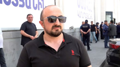 Քաղաքապետարանի աշխատողները փորձում են տեխնիկայով ապամոնտաժել Կարապետյանի նկարով պաստառները