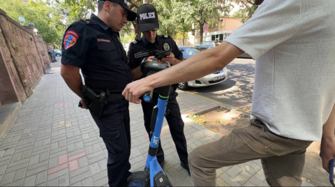 Քաղաքացուն ԱԺ-ի մոտ 7000 դրամ տուգանեցին առանց սաղավարտի ինքնագլորով երթևեկելու համար