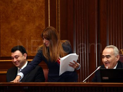Էս արդեն բեսպրեդել ա. Զարուհի Փոստանջյանը Գալուստ Սահակյանին էլ թռուցիկ հանձնեց