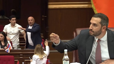 «Սուս մնա՛, հանգստացի՛, վեր ընկի՛ր տեղդ». թեժ վիճաբանություն ԱԺ–ում