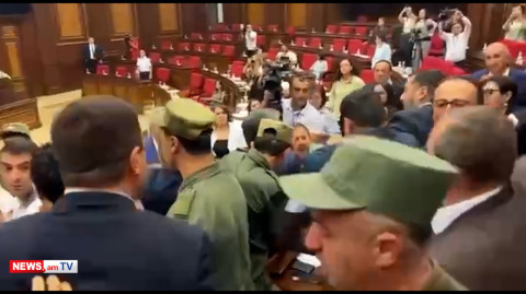 ՔՊ–ականը սպառնում է «վիզ պոկել». նոր կադրեր ԱԺ–ի ծեծկռտուքից