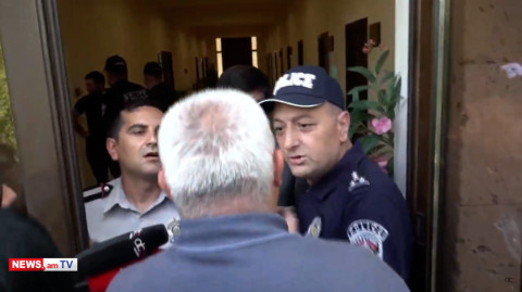 Պատգամավորի վրա դուռ փակե՞լ են սովորացրել. քեզ ըտեղից ռադ կանեմ. պատգամավորը՝ ոստիկանին