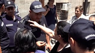 «Ճանապարհը բացեք» «Չէ, մենք մինչեւ պատասխան չստանանք, չենք գնալու». լարված իրավիճակ