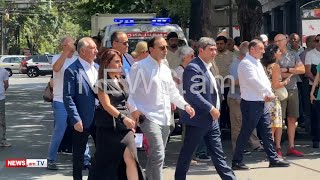Դեսպանները, քաղաքապետը ժամանում են «Մոսկվա» կինոթատրոն՝ Շառլ Ազնավուրի արձանի բացմանը