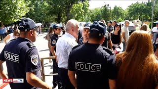 «Ի՞նչ իրավունքով ես խփում, թող հլը, մի՛ խփի». լարված իրավիճակ դատարանի բակում
