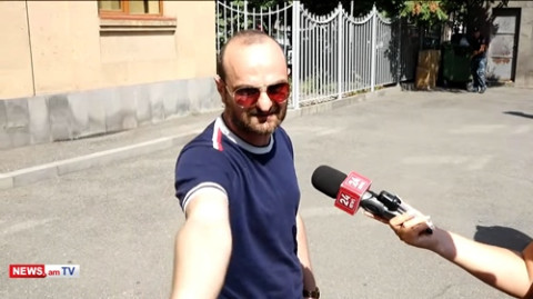 Ինչ ա՝ տղեն ՔՊ-ական պաշտոնյա ա, գլխիս սարքում են. քաղաքացու բողոքի ակցիան՝ դատարանի դիմաց
