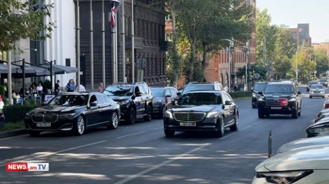 Փաշինյանը սլանում է արգելվող վայրում կայանած Ալեն Սիմոնյանի մեքենայի կողքով