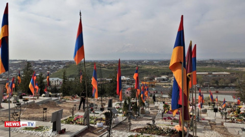 ՈՒՂԻՂ. 44-օրյա պատերազմի 5-րդ տարելիցն է. քաղաքացիներն այցելում են Եռաբլուր
