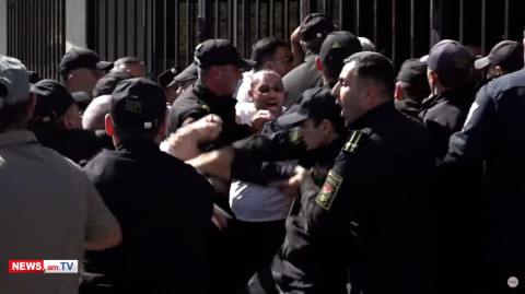 «Մի՛ գոռա». ՊՆ–ի մոտ ոստիկանները փորձում են ուժով հեռացնել անհետ կորածների ծնողներին