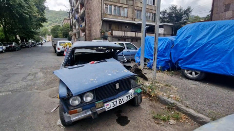 Վթարված մեքենաների «գերեզմանոց» Գորիսի ոստիկանության դիմաց. հարակից շենքերի բնակիչները բողոքում են