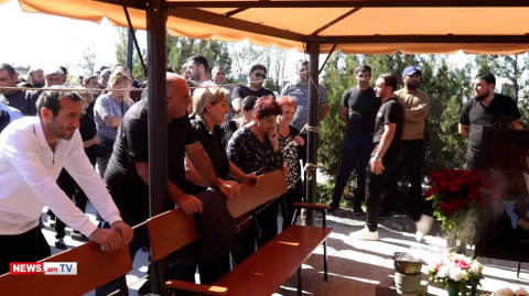 Թող կոտրվի ձեռքերն անողի, որոշողի էլ, որ դասեր էր տալիս. Վալոդյա Գրիգորյանի մայրը՝ որդու շիրիմի մոտ