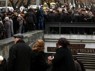 Հարյուրավոր նաիրիտցիների բողոքի ակցիան նախագահի նստավայրի դիմաց