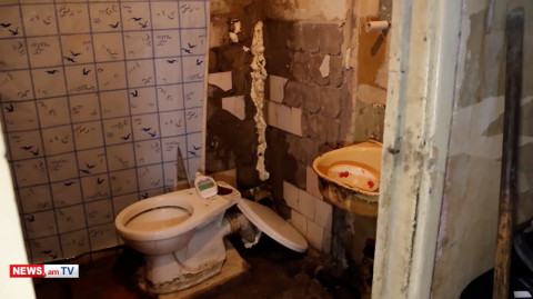 «Նիկոլ մարդ ես, արի 5 րոպե ապրի էստեղ». անմարդկային պայմաններ Գյումրիի նախկին ռադիոգործարանի շենքում