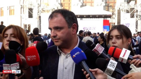 Գնում ենք բացարձակ հաղթանակի. Էջմիածնի քաղաքապետի թեկնածու Սևակ Խաչատրյանն Ազատության հրապարակում է