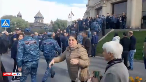 «Գետինը մտնե՛ք, ի՞նչ եք ուզում».Գյումրեցիները հավաքվում են քաղաքապետարանի շենքի մոտ