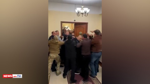 Քաշքշուկ իրավապահների և քաղաքապետարանի աշխատակիցների միջև.լարված իրավիճակ Գյումրու քաղաքապետարանում
