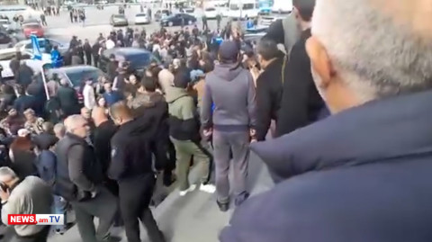 Գյումրու քաղաքապետարանի մոտ լարված է. ուժայինները նույնիսկ լրագրողներին ներս չեն թողնում