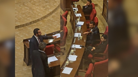 «Սերժի բանդա, ձենդ կտրի', աղջիկ ջան». բուռն բանավեճ ՔՊ-ականների ու Աննա Մկրտչյանի միջև