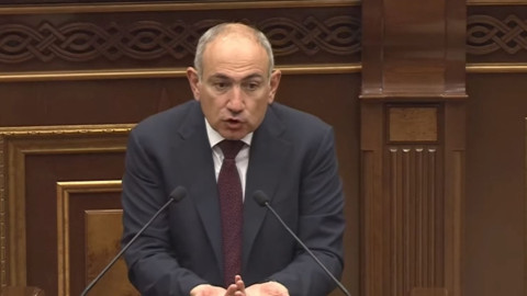 Մեկը ԿԳԲ–ի գործակալ ա, մյուսը քահանաներին ձեռ–մեռ ա գցում, լռություն կատարյալ. Փաշինյան