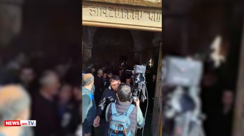 Դուրս արի. կարգալույծ եղած Տեր Արամի աջակիցները հրելով եկեղեցուց հանեցին «Ազատության» օպերատորին