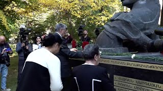 Հոկտեմբերի 27-ի զոհերի հարազատները ծաղիկներ խոնարհեցին ԱԺ այգու հուշարձանի մոտ