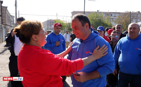 Խաչը թիկունքիդ լինի, մեր Էջմիածնին քեզ նման մարդ է պետք. բնակիչը՝ Սեւակ Խաչատրյանին
