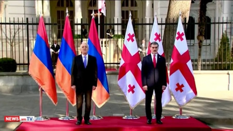 Ինչպես է Վրաստանի նախագահը դիմավորում պաշտոնական այցով Թբիլիսիում գտնվող ՀՀ նախագահին