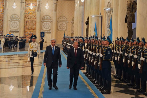 Ինչպես է Ղազախաստանի նախագահը դիմավորում Նիկոլ Փաշինյանին Աստանայում