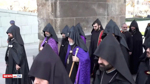 Եկեղեցու շուրջ օղակը սեղմվում է, իսկ Գարեգին Երկորդը շարունակում է լռել