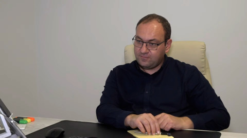 «Ուշացաք, վերևում էի ձեզ սպասում». Արշակ սրբազանի արձագանքը, երբ ԱԱԾ–ականները կալանավորելու են եկել