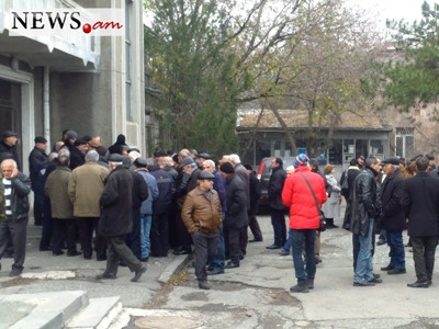Նաիրիտի աշխատակիցների բողոքի ակցիան գործարանի բակում