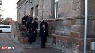 Կարգալույծ քահանաները ոստիկանների ուղեկցությամբ շարժվում են Մայր Աթոռ