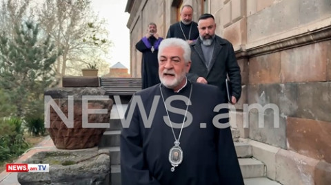 Փաշինյանի եպիսկոպոսները դուրս եկան Գայանե եկեղեցուց եւ մեքենայով հեռացան