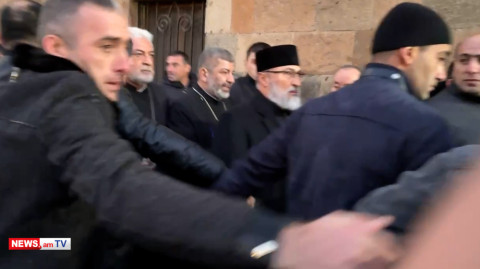 Ոտատակ մի տվեք. ԱԱԾ–ականները քաշքշում են լրագրողներին եւ օպերատորներին