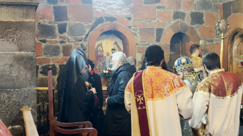 Պատարագից հետո ջերմ զրուցում են Կոտայքի մարզպետը, Քարամյանն ու Միրզախանյանը