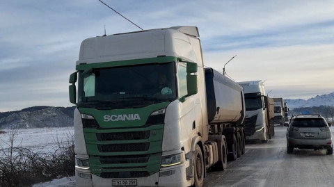 Մի քանի տասնյակ բեռնատարներ խցանման մեջ. Շինուհայր-Հալիձոր ճանապարհին մերկասառույց է