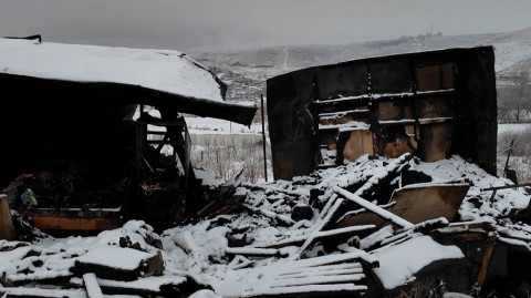 «Դուռը բացեցինք, բոցը տվեց». Երեւանում միայնակ ապրող կինը հրդեհից կորցրել է տունը