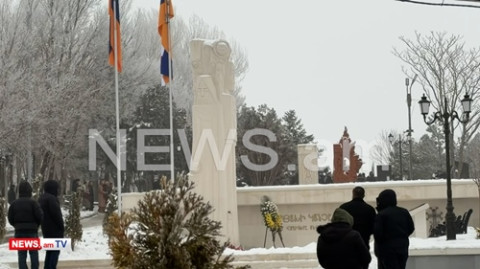 Փաշինյանը, մեծաթիվ անվտանգության աշխատակիցներով շրջապատված, ծաղիկներ խոնարհեց Եռաբլուրում