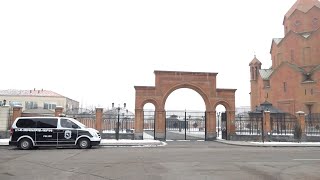 Կարգալույծ արված Արման Սարոյանը չի պատրաստվում լքել առաջնորդարանը. ոստիկանությունը հսկում է