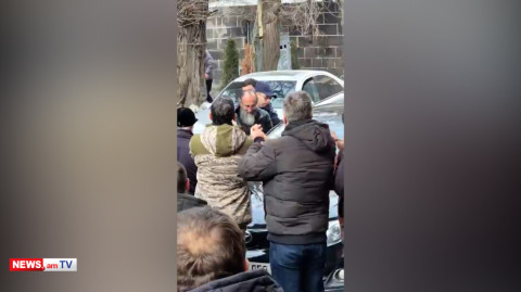 Սրբազա՜ն, սրբազա՜ն. Միքայել սրբազանին Գյումրիում դիմավորեցին ծափերով եւ երգերով