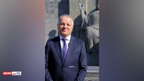 ՀՀ–ում ԵՄ դեսպանն ասմունքում է Համո Սահյանի «Գարունդ հայերեն է գալիս» բանաստեղծությունը