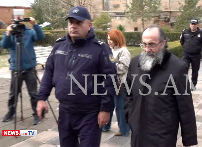 «Սրբազան ջան, ցավդ տանեմ». Միքայել Սրբազանը քաղաքացիներին օրհնելով մտավ եկեղեցի