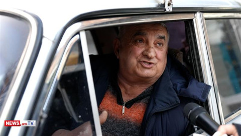 «Հարեւան երկրում կռիվ ա, ինքը նստած նարդի ա խաղում, ո՞նց կլինի ըտենց». մեղրեցի տաքսիստ