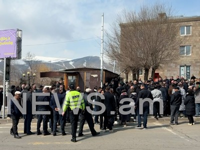 Կրթվելը նորաձև է. «Ուրախ ավտոբուս»-ի ուղևորները՝ Աննա Հակոբյանի պաստառի ֆոնին